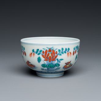 Bol en porcelaine de Chine doucai à décor de canards mandarins, marque de Chenghua, probablement Qing