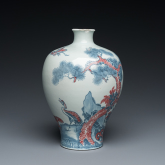 Vase de forme 'meiping' en porcelaine de Chine en bleu, blanc et rouge de cuivre, marque de Yongzheng, 19/20ème