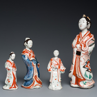 Quatre sculptures d'un acteur en porcelaine Imari de Japon, Edo, 1ère moitié du 18ème