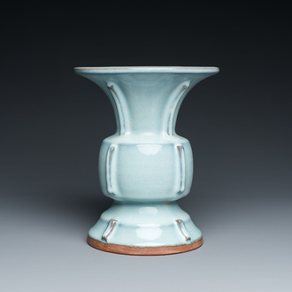 Vase de forme 'zun en porcelaine de Chine à émail junyao, 19/20ème