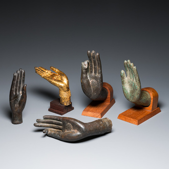 Cinq mains de Bouddha en bronze, Birmanie et Thaïlande, 16/17ème et postérieur