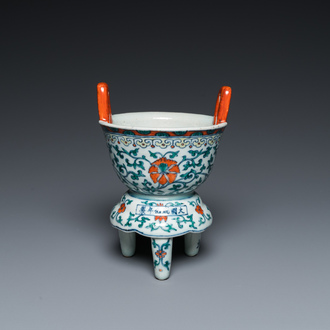 Brûle-parfum tripod en porcelaine de Chine doucai, marque de Chenghua, 19/20ème