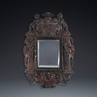 Miroir en chêne sculpté à décor de chérubins et de cariatides, les Pays-Bas, 17ème