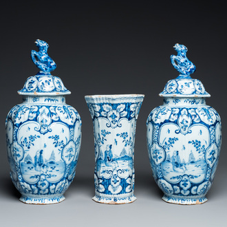 Garniture de trois vases en faïence de Delft en bleu et blanc à décor chinois, 18ème