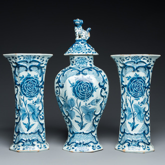Garniture de trois vases en faïence de Delft en bleu et blanc à décor d'une rose, 18ème
