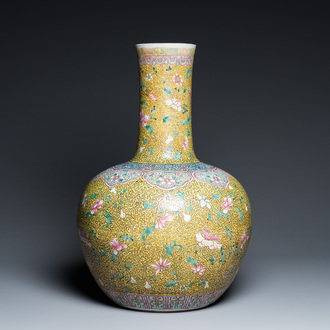 Grand vase de forme bouteille en porcelaine de Chine famille rose à fond jaune, marque de Qianlong, 19ème