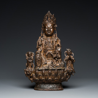 Grand groupe figurant Guanyin aux servants en bronze doré, Chine, Ming