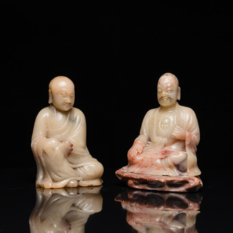 Deux sculptures de Luohans en pierre à savon, Chine, Qing