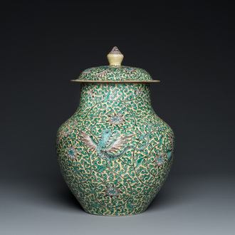 Vase couvert en biscuit émaillé vert sur fond jaune à décor de dragons, Chine, 19ème