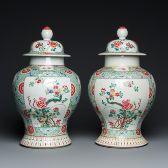 Paire de vases couverts en porcelaine de Chine famille rose, 19ème