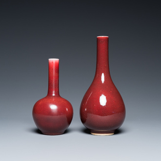 Twee Chinese monochrome vazen met koperrood- en perzikbloesemglazuur, 18/19e eeuw