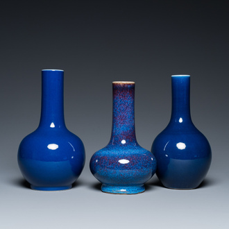Drie Chinese flesvormige vazen met monochroom blauw en flambé glazuur, 19/20e eeuw