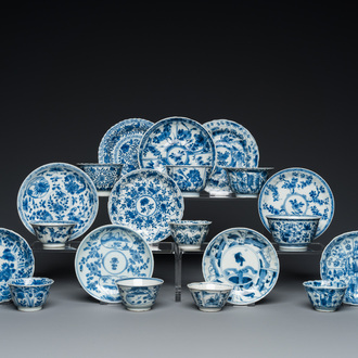 Dix tasses et soucoupes en porcelaine de Chine en bleu et blanc, Kangxi