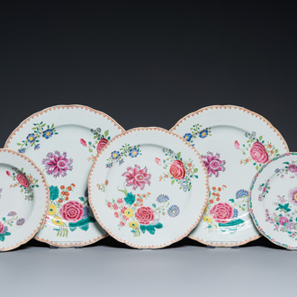 Trois plats et deux assiettes en porcelaine de Chine famille rose à décor floral, Qianlong