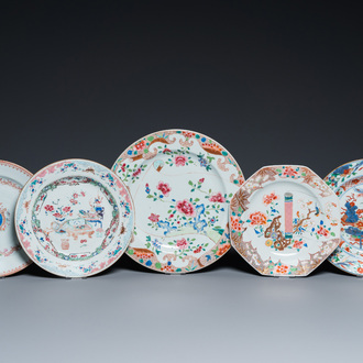 Quatre assiettes et un plat en porcelaine de Chine famille rose et verte, Kangxi et postérieur