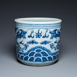 Brûle-parfum en porcelaine de Chine en bleu et blanc à décor de dragons, 19ème