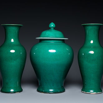 Garniture de trois vases en porcelaine de Chine en vert monochrome, République