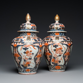 Paire de vases couverts en porcelaine Imari de Japon, Edo, 17/18ème