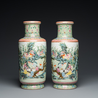 Paire de vases de forme rouleau en porcelaine de Chine famille rose, marque de Qianlong, République
