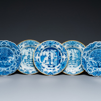 Cinq assiettes en faïence de Delft en bleu et blanc, 18ème