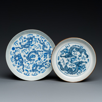 Deux assiettes aux dragons en porcelaine de Chine 'Bleu de Hue' pour le Vietnam, 19ème
