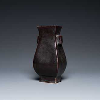 Vase de forme 'fanghu' en porcelaine de Chine monochrome en aubergine foncé, probablement Qianlong