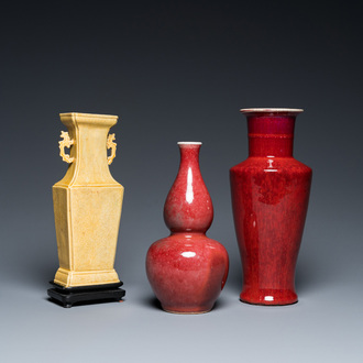 Trois vases en porcelaine de Chine monochrome en jaune et sang de boeuf, 19/20ème