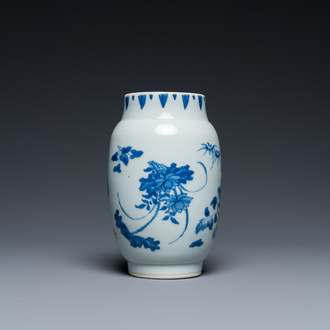 Vase en porcelaine de Chine en bleu et blanc à décor floral, époque Transition