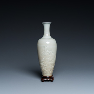 Vase en porcelaine de Chine en céladon monochrome à décor d'un dragon de mer, marque de Kangxi, 19/20ème