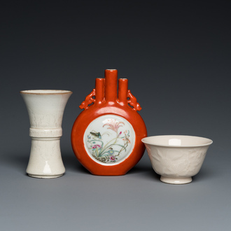 A Chinese famille rose vase, a blanc de Chine vase and a Dehua bowl, Qing and Republic