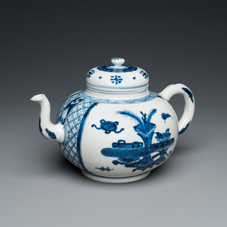 Grande théière couverte en porcelaine de Chine en bleu et blanc à décor d'antiquités, Kangxi