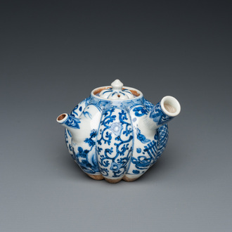 Bouilloire en porcelaine Arita de Japon en bleu et blanc, Edo, 17/18ème