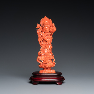 Guanyin  sur trône de lotus en corail rouge sculpté, Chine, 19ème