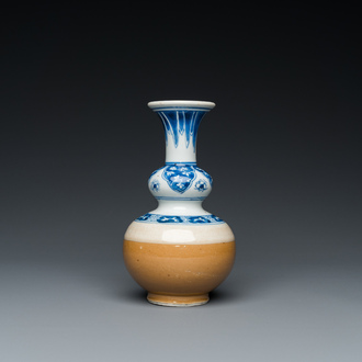 Vase de forme double gourde en porcelaine de Chine en bleu et blanc au base en café au lait, Kangxi
