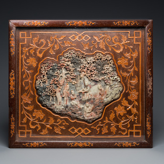 Relief en pierre à savon à décor de lettrés dans un cadre en bois finement incrusté, Chine, 19ème