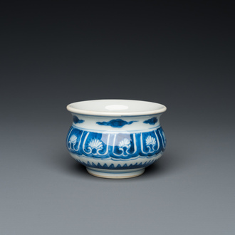 Petit brûle-parfum en porcelaine de Chine en bleu et blanc, Kangxi