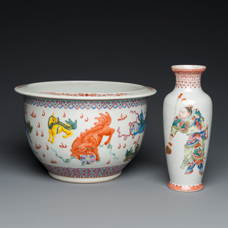 Un vase en porcelaine de Chine famille rose à décor 'Wu Shuang Pu' et une jardinière aux lions bouddhistes, République