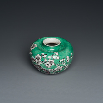 Pot à eau en biscuit émaillé vert à décor de fleurs de prunus, Chine, 19ème