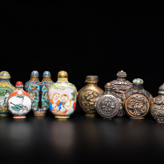 Elf Chinese snuifflessen in Canton email, cloisonné, zilver en ander metaal, 19/20e eeuw