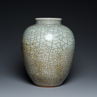 Vase de type 'ge' en porcelaine de Chine à fond craquelé, Chine, Qing