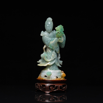 Sculpture d'une femme en jade sur socle en bois, Chine, Qing