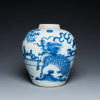 Pot en porcelaine de Chine en bleu et blanc à décor d'un qilin, Shunzhi