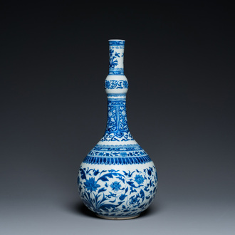 Een Chinese blauw-witte flesvormige vaas met floraal decor, Kangxi