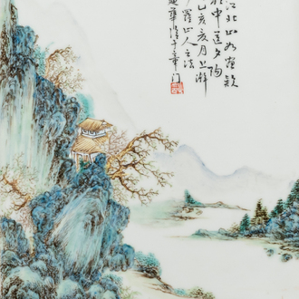 Plaque en porcelaine de Chine qianjiang cai à décor d'un paysage montagneux, signée Di Hua 迪華, datée 1935