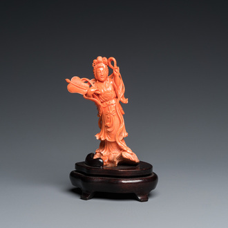 Een Chinese bloedkoralen sculptuur van Guanyin met waaier, 19/20e eeuw