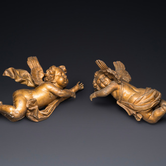 Een paar vergulde houten gevleugelde engelen, wellicht Vlaams, 1e helft 18e eeuw