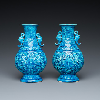 Paire de vases en porcelaine de Chine en turquoise monochrome à décor de lotus, République
