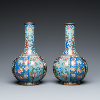 Paire de vases de forme bouteille en émaux cloisonnés, Chine, 19ème