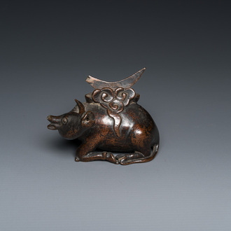 Een Chinese bronzen spiegelhouder met een hert, late Ming