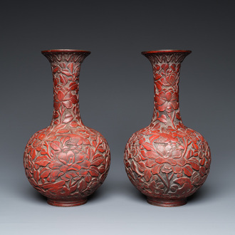 Paire de vases de forme bouteille en laque rouge, Chine, 19/20ème